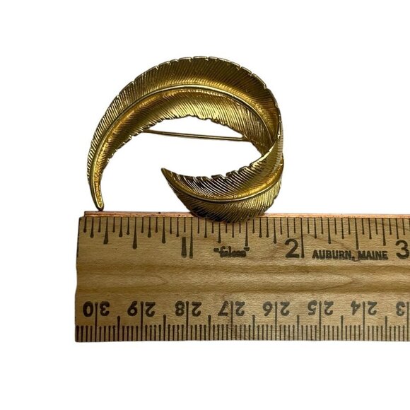 Gold Tone Curved Feather Brooch Large Leaf Pin Gold Fashion Jewelry - Picture 4 of 7